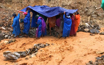 Khiêng võng băng qua sạt lở đưa 3 bệnh nhân vùng cao Đà Nẵng đi cấp cứu