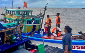 Cứu hai thuyền viên bị chìm tàu trên biển Cà Mau