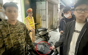 Cảnh sát 141 Hà Nội chặn bắt quái xế mang dao trên đường phố