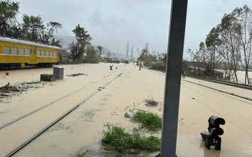 Mưa lũ Trung Bộ khiến đường sắt tê liệt, 25 chuyến tàu bị bãi bỏ, thiệt hại gần 10 tỷ đồng