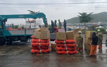 Tiếp viện hàng trăm áo phao, phao bè cho các địa phương phòng, chống lũ