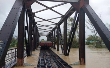 Khẩn cấp bảo vệ hạ tầng đường sắt trước mưa lũ lịch sử ở Trung Bộ