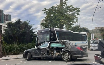 Mercedes-Maybach mất lái đâm xe khách đỗ ven đường, tài xế bất tỉnh ở Quảng Ninh