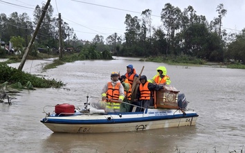CSGT Đắk Lắk vượt lũ chuyển quan tài để lo hậu sự cho cháu bé