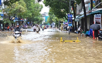 Người dân Nha Trang khẩn trương dọn dẹp, ổn định cuộc sống sau lũ