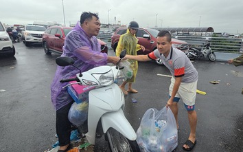 Khánh Hòa: Thấm đẫm tình người níu tay nhau vượt qua lũ dữ