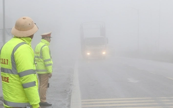 Mưa nhiều, sương mù dày, CSGT Sơn La tăng cường tuần tra, xử nghiêm vi phạm trên quốc lộ 6