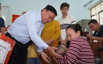 Thường trực Ban Bí thư Trần Cẩm Tú: Ưu tiên cao nhất là cứu người, không để dân đói