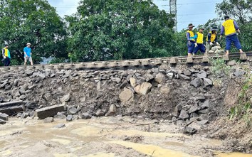 Hàng chục tuyến đường vẫn chia cắt, ngành Xây dựng nỗ lực thông tuyến không ngừng nghỉ