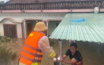 CSGT Quảng Ngãi vào Đắk Lắk cứu trợ người dân vùng lũ