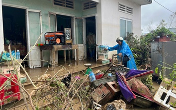 Gia Lai: Người dân Luật Lễ bật khóc khi về lại nhà sau đêm vỡ đê kinh hoàng