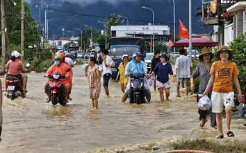 Người Diên Điền chia nhau nước ngọt, lội bùn nhão về nhà sau lũ