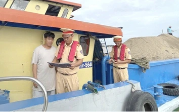 Bốn ngày ra quân, CSGT An Giang lập biên bản vi phạm 215 phương tiện vận tải đường thủy