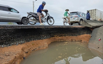 Quốc lộ 1A hư hỏng sau lũ: Nền đường xói lở, hàng loạt ô tô chết máy ngổn ngang