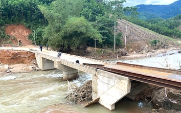 Lắp xong cầu tạm, phá thế cô lập hàng trăm người dân ở miền núi Quảng Ngãi