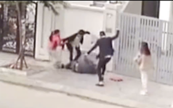 Điều tra vụ người đàn ông bị đánh hội đồng trên vỉa hè ở Hà Nội