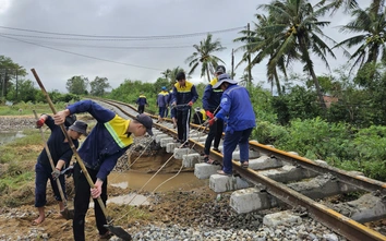 61 điểm sạt lở, treo ray trên tuyến đường sắt Bắc-Nam, dự kiến khôi phục xong trước 27/11
