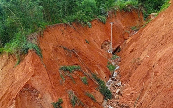 Quảng Ngãi: Đường sụp thành vực sâu, hàng trăm hộ dân bị chia cắt