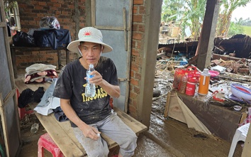 Hòa Thịnh tan hoang sau lũ: Người dân gồng mình vét bùn non, tài sản bị mất sạch