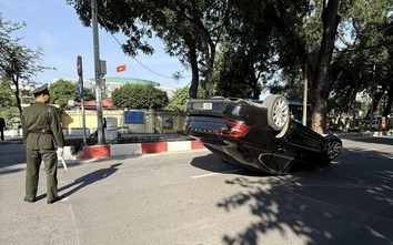 Bản tin TNGT 25/11: Ô tô mất lái, lật ngửa trên phố Hà Nội do tài xế buồn ngủ