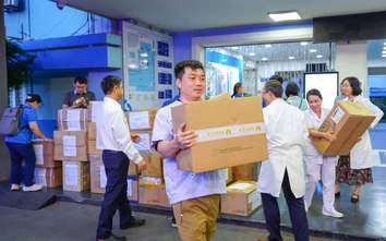 Gần 100 y bác sĩ TP.HCM lên đường, chung tay chăm sóc sức khỏe đồng bào vùng lũ