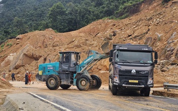 Khánh Hòa khẩn trương khắc phục các tuyến đường bị mưa lũ tàn phá