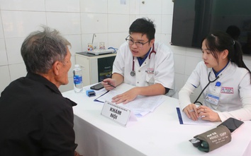 Khám bệnh, cấp thuốc miễn phí cho hơn 1.000 người dân ở Huế