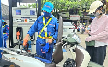 Giá xăng giảm mạnh, RON 95 về sát 20.000 đồng/lít