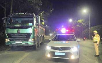 CSGT Hà Nội tuần tra xuyên đêm, xử lý hàng chục xe "hổ vồ" dấu hiệu quá tải, che biển số