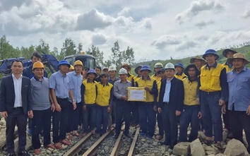 Deputy Minister Nguyen Danh Huy inspects flood-damaged sections of the North-South railway
