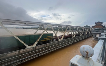 Đường sắt lại điều tàu hàng “trấn giữ” cầu Bạch Hổ giữa lũ lớn sông Hương