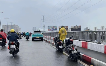 Tài xế bỏ lại xe taxi, nhảy cầu Sài Gòn tự vẫn