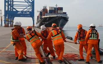 Toàn cảnh giao thông 30/11: Bão số 15 diễn biến phức tạp, siết chặt cấp phép rời cảng