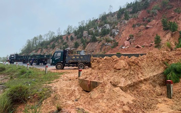 Hai công nhân bị thương do sạt lở khi đang xử lý đất đá trên đường ven biển Hà Tĩnh