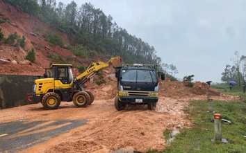 Huy động nhân lực, máy móc nỗ lực khắc phục các điểm sạt lở sau mưa lớn ở Hà Tĩnh