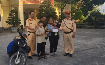 Người đàn ông chở gia đình băng qua mưa lũ đi chữa bệnh cho con và cái kết ấm lòng