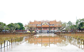 Mưa lũ làm một đoạn tường Hoàng thành Huế bị sập