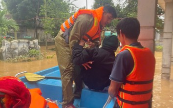 Còn 54.000 nhà bị ngập, chưa "hồi sức" sau mưa lũ, Huế lại gồng mình chống bão Kalmaegi