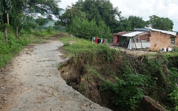 Toàn cảnh sạt lở bờ sông Ba cuốn trôi 100ha đất, hơn 3.500 người dân Gia Lai bị ảnh hưởng