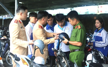 Thanh Hoá: Học sinh đi xe máy đến trường, phụ huynh biết sai nhưng vẫn giao xe cho con