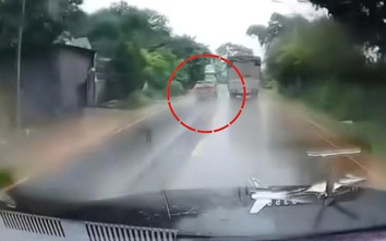 Ô tô con vượt ẩu tại khúc cua khuất tầm nhìn, đối đầu xe container