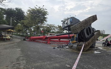 TP.HCM: Xe cẩu lật khỏi đầu kéo nằm chắn ngang đường, một người trọng thương