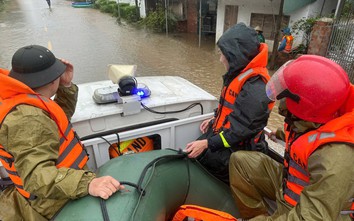 Những người trắng đêm cứu dân trong lũ ở Hà Tĩnh