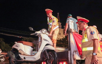 Cần Thơ: CSGT lội nước, dùng xe chuyên dụng hỗ trợ người dân qua vùng ngập sâu