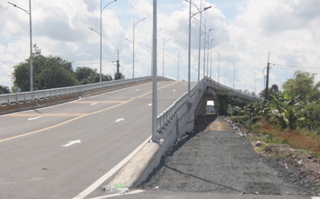 Vì sao các phương tiện chưa được lưu thông qua cầu Kênh Tứ ở Đồng Tháp?