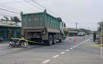 TP.HCM: Xe ben tông xe máy, cán nát một chân người phụ nữ