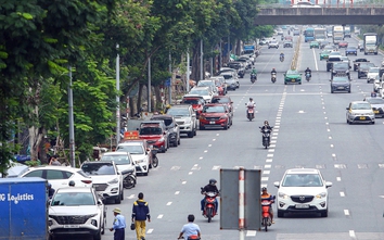 CSGT mật phục ghi hình, xử lý loạt ô tô dừng đỗ tùy tiện trước sân bay Nội Bài