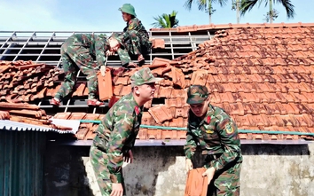 Bộ đội, công an giúp người dân Quảng Ngãi lợp mái nhà, dọn cây đổ, thông đường sau bão