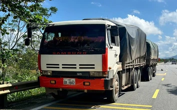 Va chạm giữa xe đầu kéo và xe máy điện, một phụ nữ tử vong tại chỗ