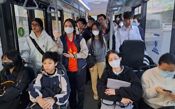 Những người "đánh thức bình minh" bằng bánh xe điện